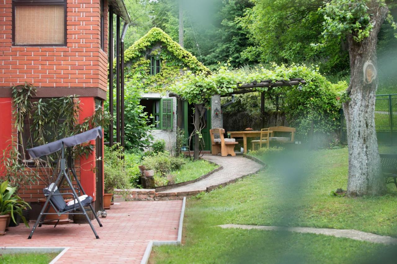 Holiday Home Modric Otocsán Kültér fotó