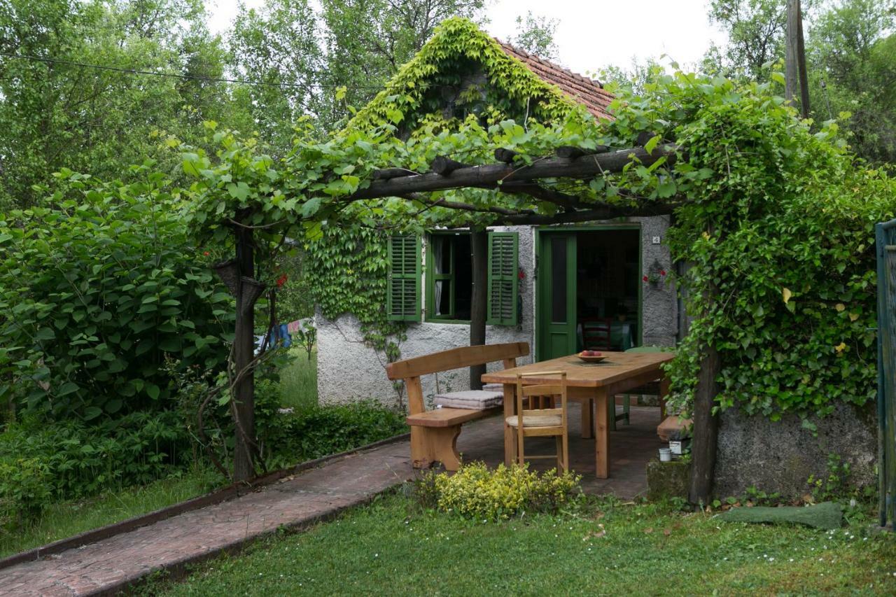 Holiday Home Modric Otocsán Kültér fotó