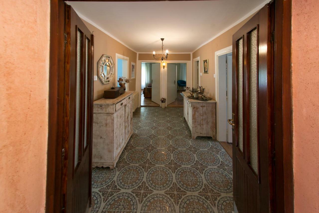 Holiday Home Modric Otocsán Kültér fotó