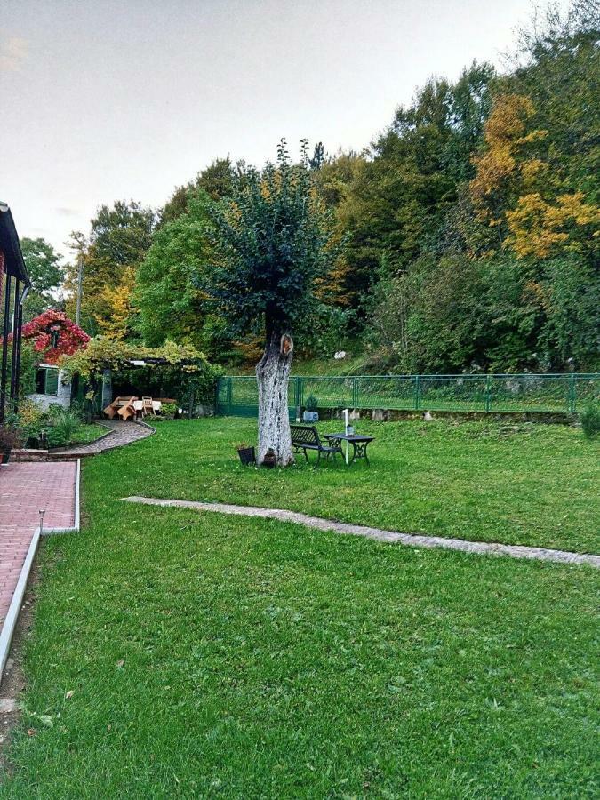 Holiday Home Modric Otocsán Kültér fotó
