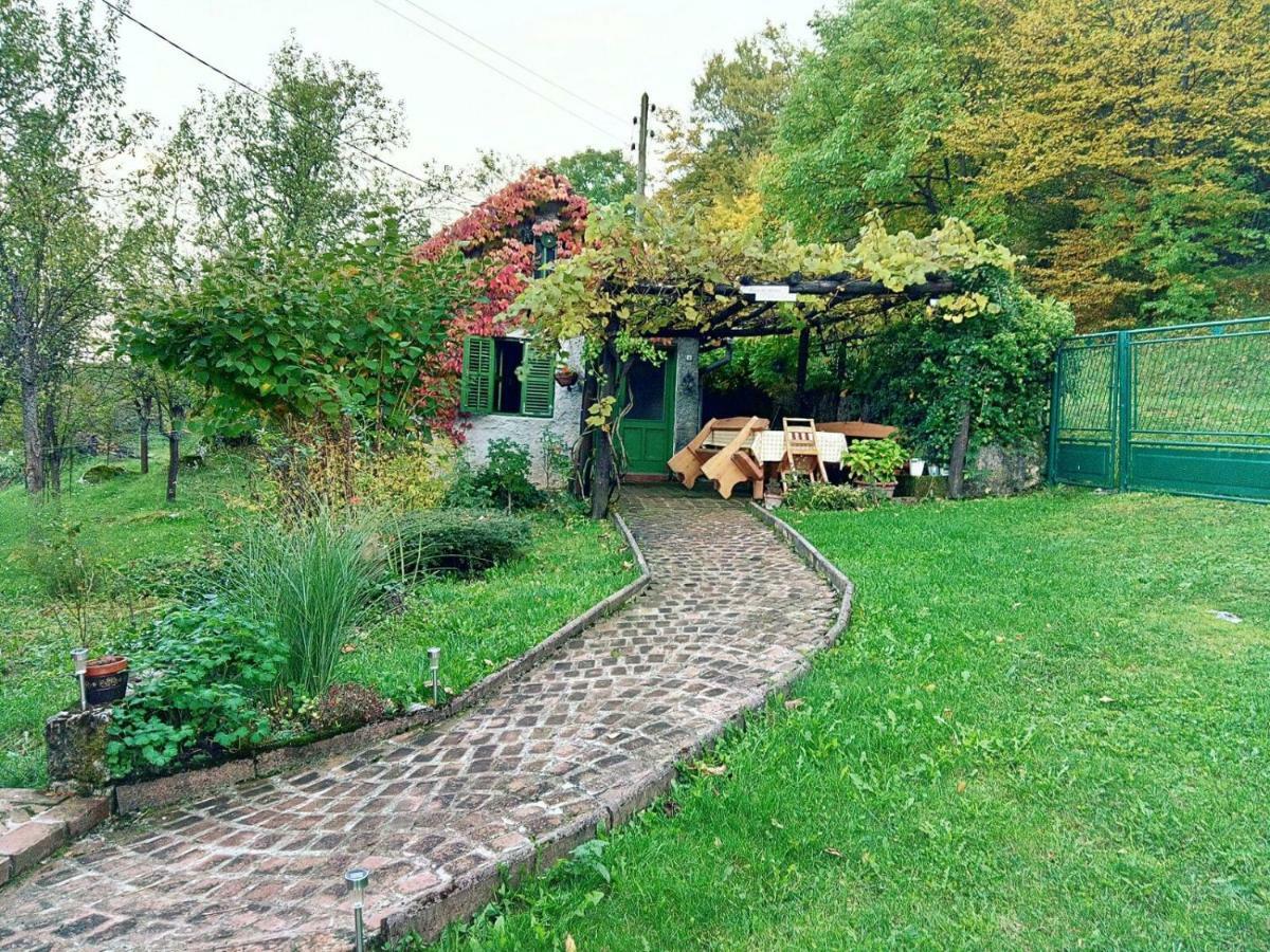 Holiday Home Modric Otocsán Kültér fotó