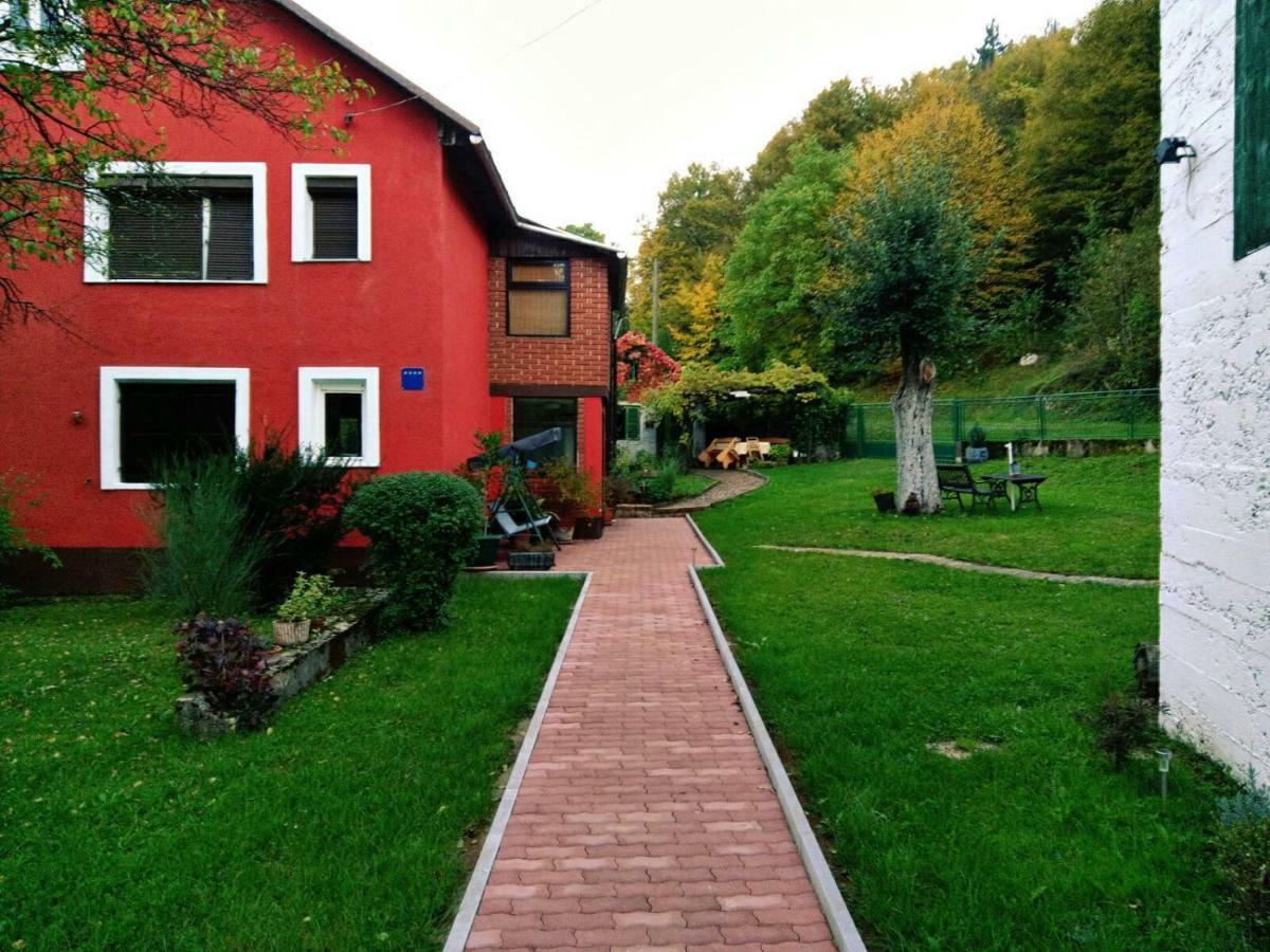 Holiday Home Modric Otocsán Kültér fotó