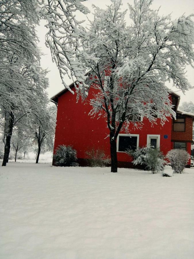 Holiday Home Modric Otocsán Kültér fotó